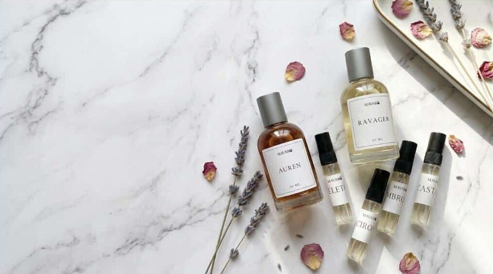 Mavaro Auren and Ravager 50ml perfume bottles with 5ml sample vials on white marble, how to choose a perfume online in Pakistan
